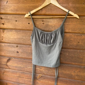 Linne  - Fint grönt linne i storlek M men passar mer XS/S .  Använd fåtal gånger.  