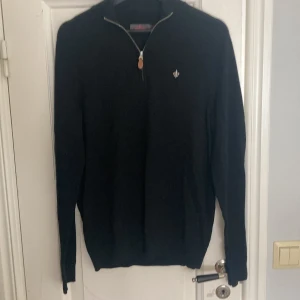Svart tröja från Morris - Säljer nu min svarta half-zip tröja från Morris i storlek M. Tröjan är tillverkad av 100% merinoull. Köpt i Morris butik i GBG för 1,6. Skriv vid funderingar!