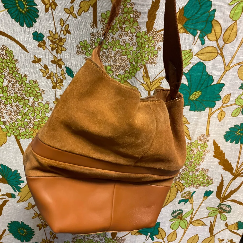 Brun mockaväska från Kiomi. I gott skick med många praktiska fack. Axelbandet är omsytt så att den går att använda som både crossbody och totebag. 🥰. Väskor.