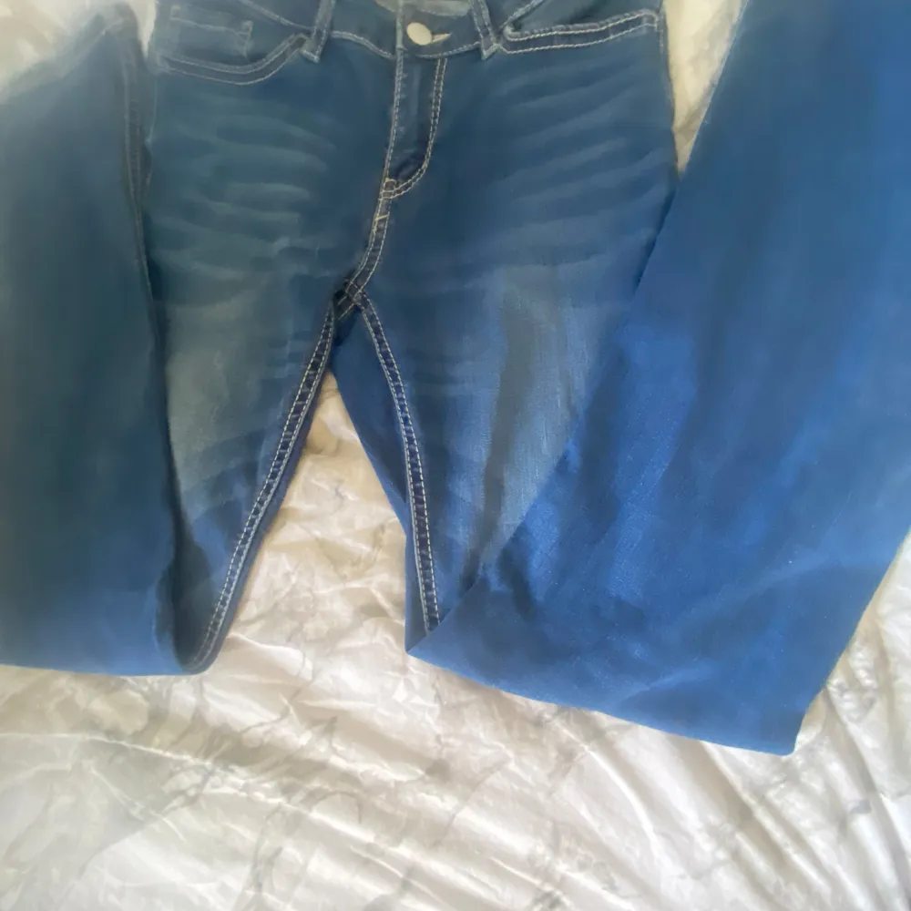 Använd ett par gånger lite slitna längst ner på bena som man kan se på bilden men annars är de i bra skick . Jeans & Byxor.