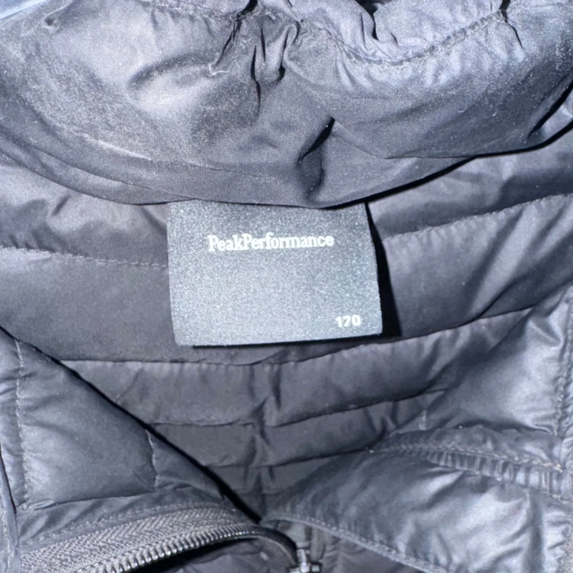 Svart pufferjacka från Peak Performance - 91