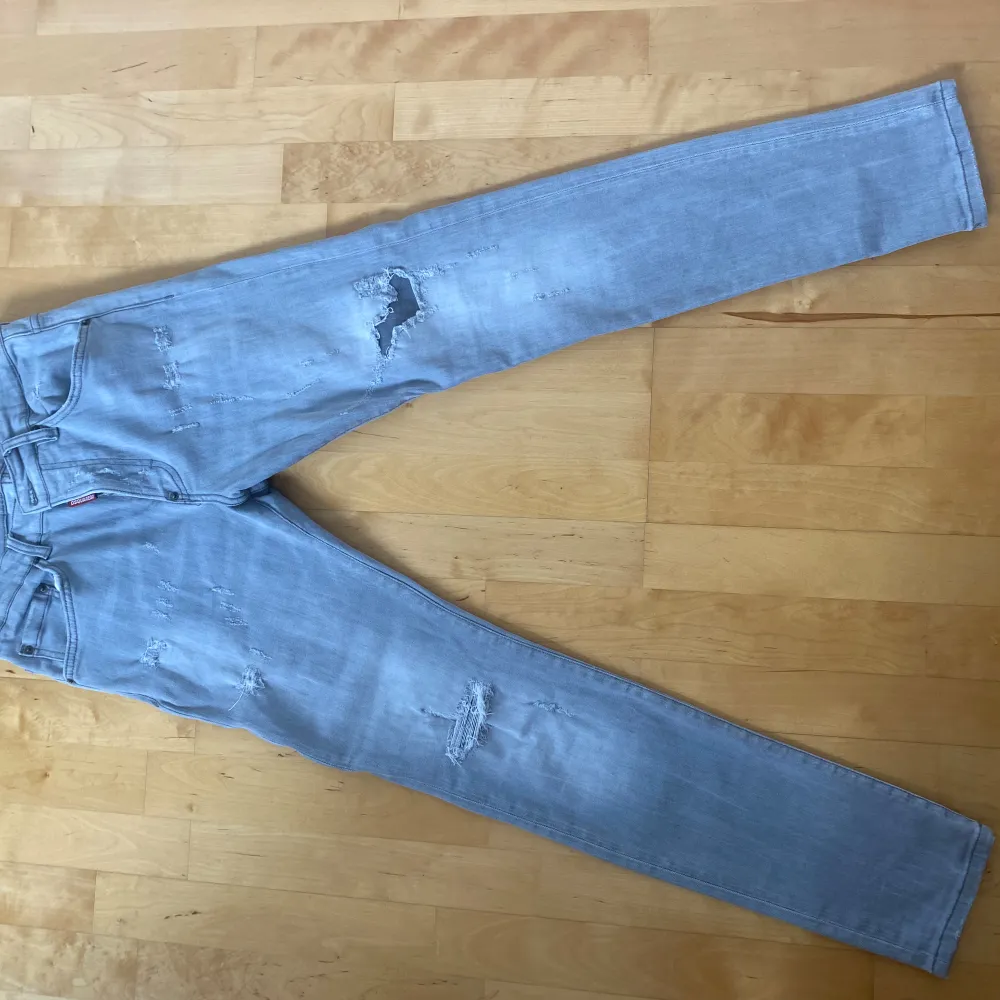 Gråa Dsquared2 jeans i storlek IT42 (S) Nyskick!. Jeans & Byxor.