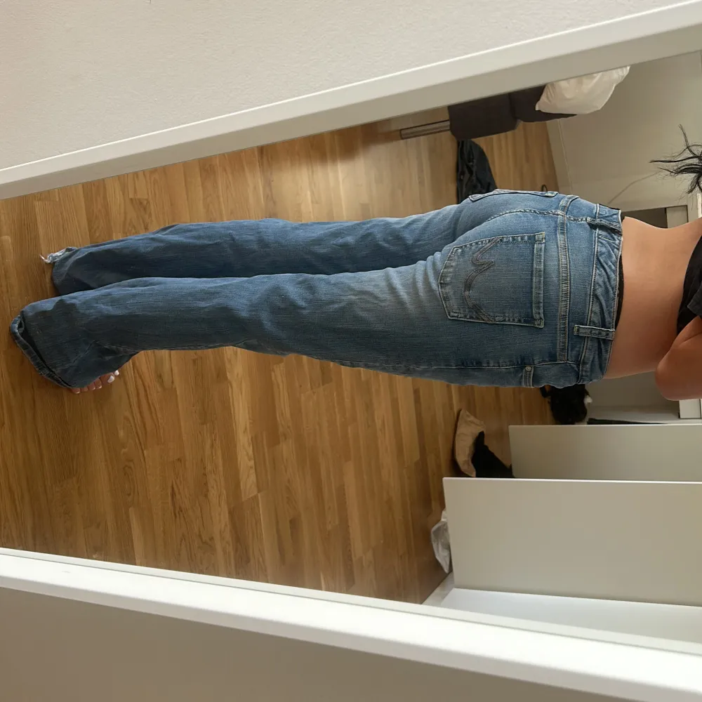 Innerbenslängd 78cm, midjemått 68cm fint skick förutom slitning: se bild 3 därav de låga priset:). Jeans & Byxor.