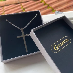 Kors Halsband ✝️ - Kristet Kors Halsband som jag nu säljer då jag aldrig kommer att använda det och fick i konfirmations present. Helt nyskick och äkta silver.