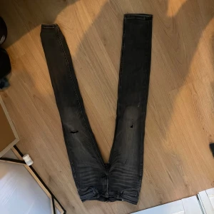 Svarta skinny jeans från Jack & Jones - Ett par svarta skinny jeans från Jack & Jones. säljer då jag inte gillar skinny jeans och rensar garderoben. vid frågor och funderingar så är de bara att höra av dig 