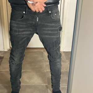 dsquared2 jeans  - Klassisk 5-ficksmodell Knapp- och blixtlås-stängning fram DSQUARED2-logotyp på etiketten vid linningen och insydd lapp på insidan Slim fit passform