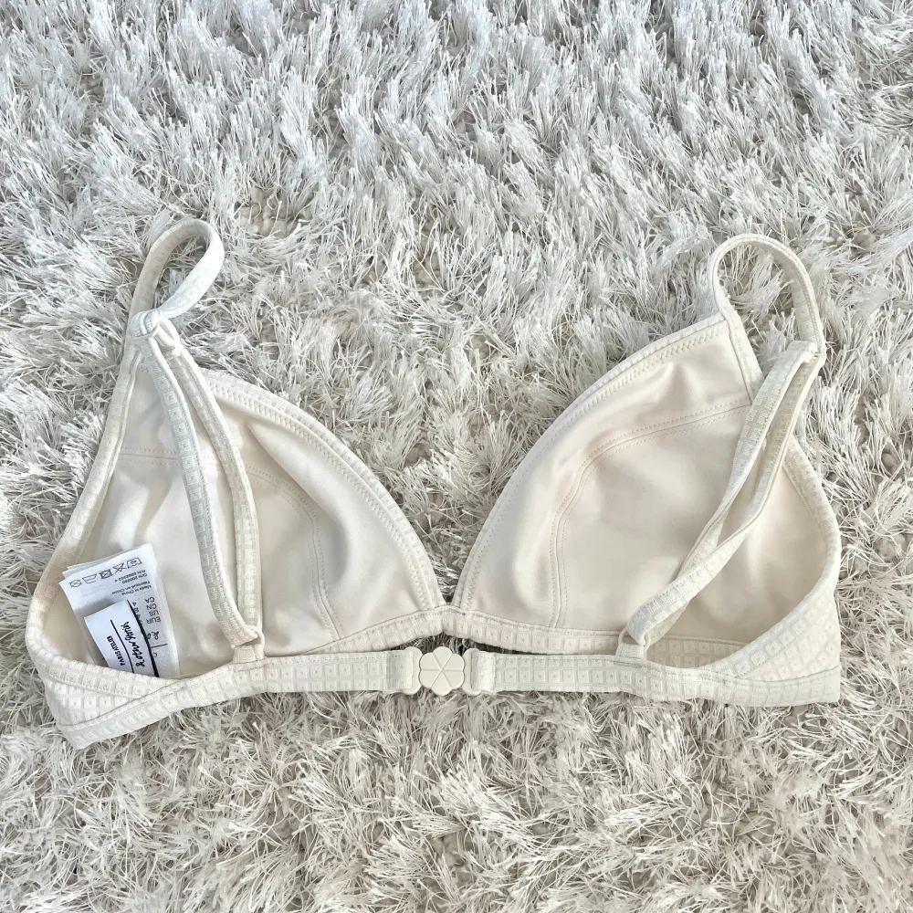 Säljer denna då jag tyvärr köpte fel storlek. Den är i storlek 70 B o är aldrig använd 💞Nypris runt 200 kr. Muu.