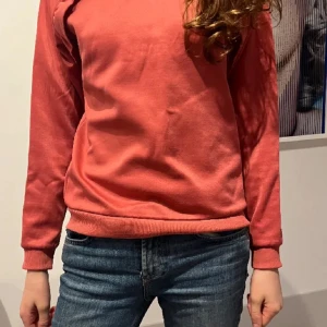 Rosa tröja från MOLO med volabger - En fin rosa MOLO tröja med volanger  Storlek 164 perfekt för fina tillfällen då den passar till skinunderdelar💕💕