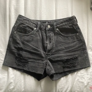 H&M korta shorts - Korta shorts från H&M i bra skick. 🖤
