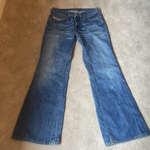 Diesel Jeans - Jätte dina jeans köpa på Plick med bra skick men tyvärr så passar de inte på mig💗