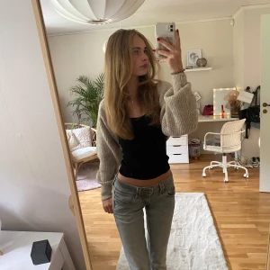 Pepe Jeans - Säljer dessa skitsnygga och eftertraktade pepe jeansen då de inte passar mig. De är ljusgråa, lågmidjade och i jättefint skick!  De är i storlek 24x30, pris går att diskutera, hör av er om ni är intresserade eller undrar något!