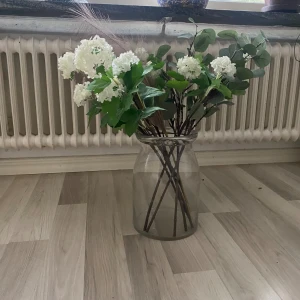 Kruka och plastblommor  - Kan säljas separat 40kr för bara krukan och 20 för blommorna tillsammans 50kr