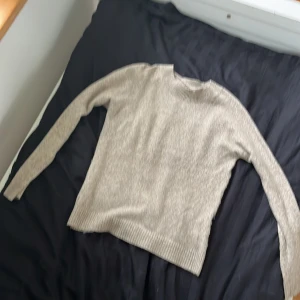 Beige stickad tröja från Vero Moda - Säljer en supermysig beige stickad tröja från Vero Moda. Den är i storlek XS och har en normal passform. Perfekt för höst och vinter med sin varma och sköna känsla. Tröjan har långa ärmar och en ribbad kant vid ärmslut och nederkant. Den är i nyskick och redo för en ny ägare! 💛