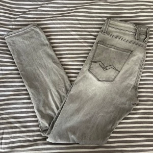 Replay Anbass jeans  - Replay Anbass jeans i färgen grå. Nyskick, använda max 5 gånger. Storlek 28/30. Nypris 1599kr, köp för endast 549kr. 