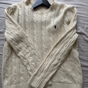 Ralph lauren Cable knit sweater  - Säljer en snygg Ralph lauren tröja i bra skick som passar väldigt bra till hösten och vintern! Den har inga defekter eller liknande. Storlek S. Skriv vid mer info!📲😊