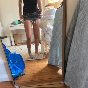 Svarta Jeans shorts från Zara -  Jättebra skick, dom passar inte riktigt mig längre och vill sälja dem!!💗 