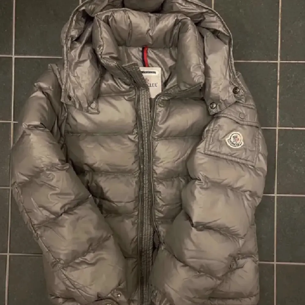 Moncler Maya, nyligen kemtvättad ser helt ny ut   säljer då den är för liten  Självklart äkta!!. Jackor.