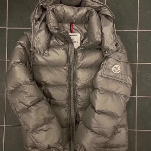 Moncler maya - Moncler Maya, nyligen kemtvättad ser helt ny ut   säljer då den är för liten  Självklart äkta!!