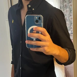 Ralph lauren skjorta  - En skjorta i jätte fint skick, knappt använd och är S i slimfit