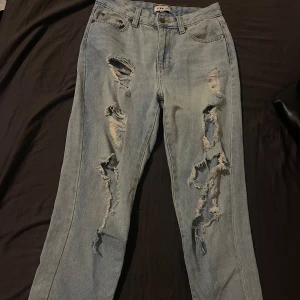 Jeans med hål - Hej säljer ett par ljusblåa jeans med hål enligt design, dom är lite pösiga och är i storlek 6 (39)  Priset kan diskuteras☺️