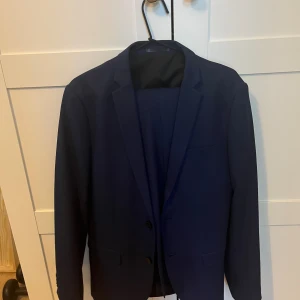 Kostym från Jack and Jones  - Storlek 48- använd endast 1 dag