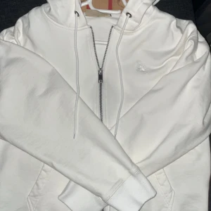Burberry zip upp - Vit burberry zip upp, en av deras mest sällsynta produkter. Har bara testats. Hör av er vid fler frågor. 