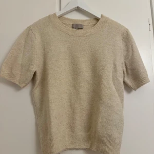 Stickad topp - Säljer denna stickade topp, super fin men har för mycket kläder 💕
