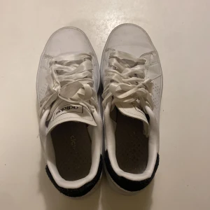 Adidas skor vita - Vita Adidas sparsamt använda men i fint skick.  Stl. 36 Nypris: 650kr 