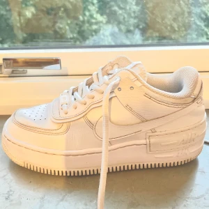 Nike air force 1  - Säljer dessa jätte snygga air force 1 i modellen shadow💞 har bara haft dessa under sommaren 2024 och har tagit väl hand om dessa! Priset kan diskuteras. Orginalboxen ingår med skorna, köpte dessa från zalando för 1445kr.💞