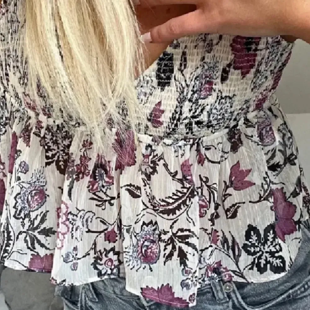 Säljer denna topp från zara. Storlek XS. Buda!💞. Toppar.