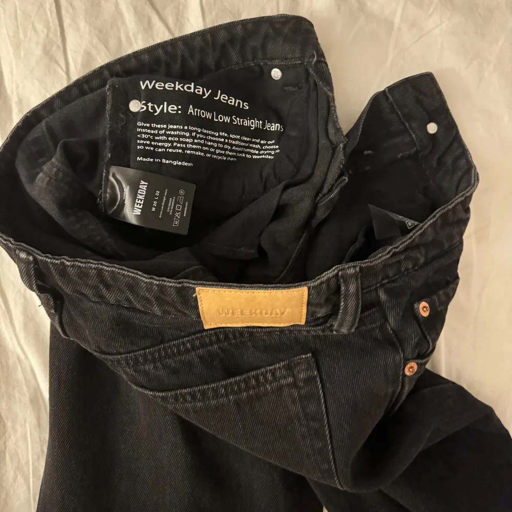 Super snygga och populära weekday low waist jeans i färgen tar black, denna färgen är slutsåld. (Storlek W26 L32 )De är i toppskick då de aldrig används pågrund av för liten storlek 🖤 pris i butik 590kr 🖤 Mitt pris är självklart förhandlingsbart 🖤. Jeans & Byxor.