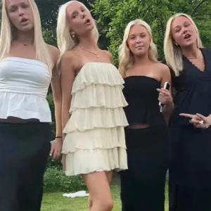 Kläning!! -  Säljer min nya volangklänning då jag inte passar den❤️ Det är exakt som den gula klänningen fast i vit❤️🥰