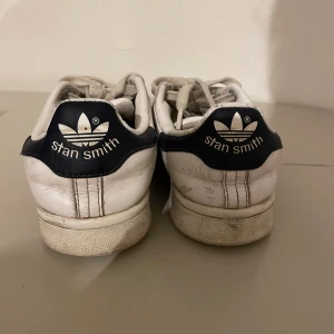 Adidas stan Smith skor - Jättesnygga mörkblåa stan Smith sneakers som tyvärr har blivit för små. Väl änvända med lite repor längst och smuts som jag tror går bort om man tvättar dem. Annars i bra skick ❤️säljer billigt då de är använda