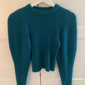 Tröja - Stickad tröja med ballongärmar i jättebra skick, knappt använd 💕storlek 158/164 men som en xs-s kanske