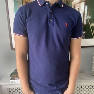 Ralph Lauren polo tröja  - Hej! Vi på Stenfelt Clothing säljer nu en Ralph Lauren polo tröja! Vårat pris ligger på 499 kr. Nypris ligger på 1600. Skick 9/10.  Modellen på bilden är 180 cm och väger 76 kg. Skriv i pm vid intresse eller vid frågor😁!