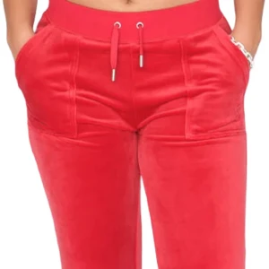 Röda juicy byxor  - Helt nya endast använts ett fåtal gånger hemma, fint skick ser ut som nya. Priset kan absolut diskuteras! Vid intresse skickas fler bilder