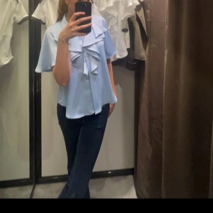 Blå volangblus från zara  - Fin och trendig volangblus från zara💙Använd ett fåtal gånger och har inga tecken på användning💙