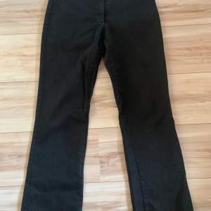 Ett par svarta jeans som är utsvängda och typ mid/low waist. Är i storlek 40 men skulle säga att det är mer som 36 eller 38. Midjemått: 37 cm Innerbenslängd: 81 cm   Mycket bra skick 