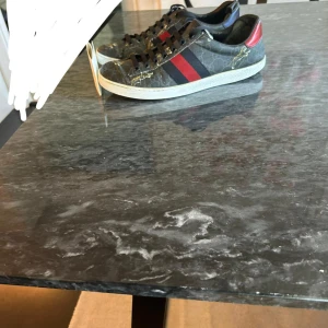 Gucci ace svarta - Säljer mina gucci skor efterssom att dem är för små för mig. Äkthets kort ingår. Skick 8/10 Kom privat för mer  information 