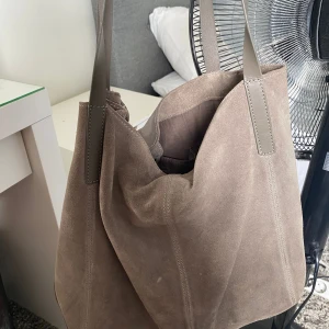 Anna field väska  - Grå Anna field väska💞 finns en fläck i botten inuti väskan, nypris 649