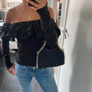 Off shoulder tröja   - Fin off shoulder tröja med volang 