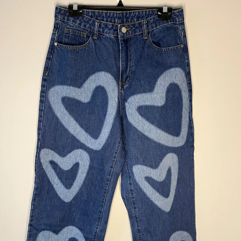 Mörkblåa baggy jeans med blekta hjärtan i storlek L💙 Köparen står för frakt!📦. Jeans & Byxor.