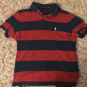 Polo piké  - En sparsamt använd polo ralph lauren piké till ett riktigt schyst pris, piken är i M men passar som S. Vid fler frågor är det bara att skriva 