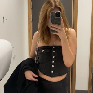 Jeans topp💕 - Köpt innan jul använd 2 gånger max, liten i storlek så passar mig som har S-M💕Köpt från New Yorker (ser inte att dom säljer den längre) Skriv för frågar svarar gärna!