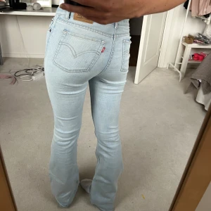 Ljusblå bootcut jeans från Levi's - Säljer ett par snygga ljusblå bootcut jeans från Levi's i barnstorlek 14A men de passar xxs-xs. De är midwaist och i bra skick utan defekter. 