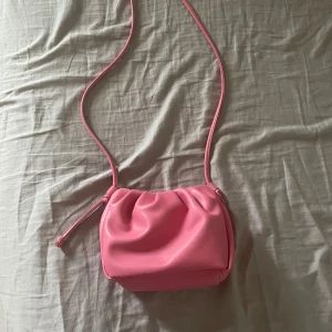 Rosa väska - Säljer denna jätte snygga väska ifrån Gina tricot använd väldigt lite köpte för 350🩷