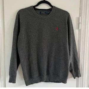 Ralph Lauren Crewneck - Tja, säljer denna Ralph Lauren crewnecken då den är för liten för mig. Storlek M men passar någon som har xs/s då den är för liten för mig som är 182! Fint skick inga defekter. För fler frågor kom pm.