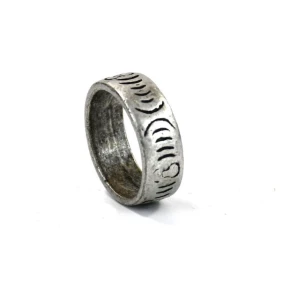 Vintage silverring med mönster - Säljer en cool vintage ring i silver med ett unikt mönster runt om. Ringen har en rustik känsla och är perfekt för att ge din stil en edgy touch. Passar både till vardags och fest! Material är tibetanskt silver