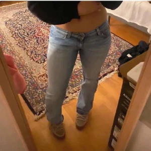 Lågmidjade bootcut jeans - Säljer dess dessa lögmidjade jeans som är asnygga!😍 pris kan diskuteras 