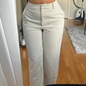 Krämvita kostymbyxor - Använda fåtal gånger, inga defekter finns🤍